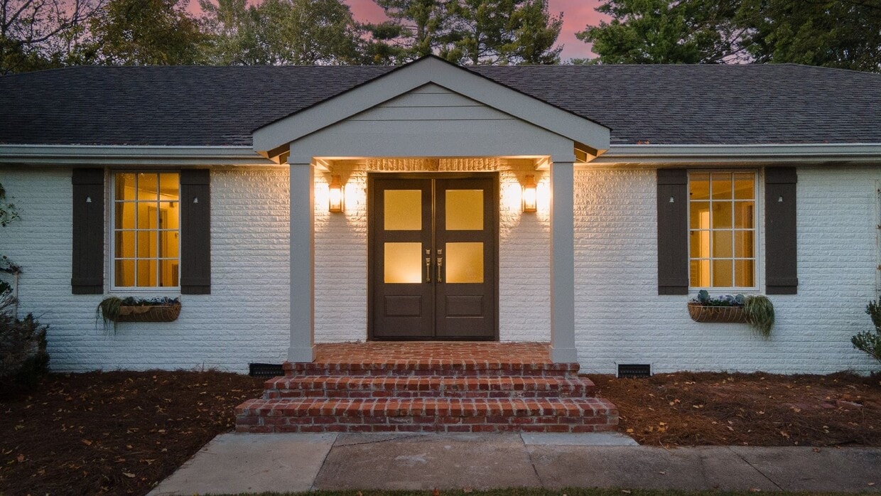 **ADORABLE DUBLEX IN BELLE MEADE WITH AMAZING YARD SURROUNDED BY MULTI-MILLION DOLLAR HOMES** - **ADORABLE DUBLEX IN BELLE MEADE WITH AMAZ...