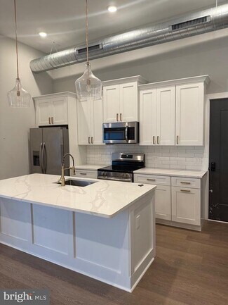 Building Photo - 5830 Henry Ave