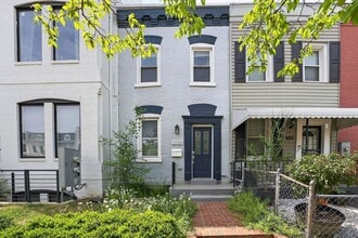 Building Photo - 1028 4th St NE