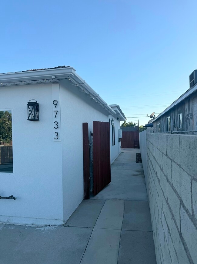Building Photo - 9733 Omelveny Ave