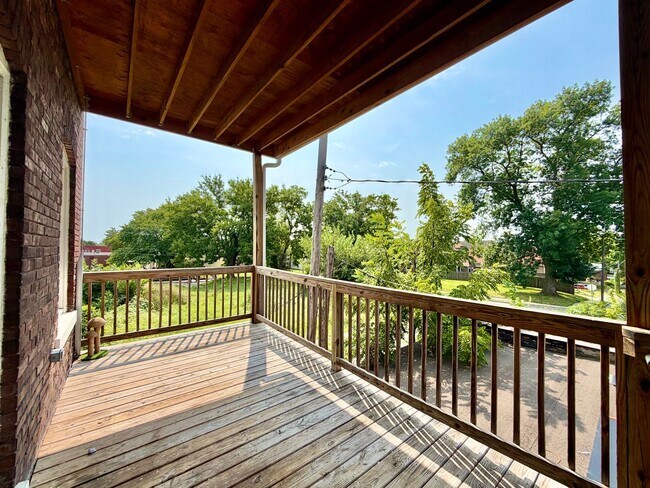 Building Photo - {2201 - D} Updated Pendleton Heights Condo Available Immediately