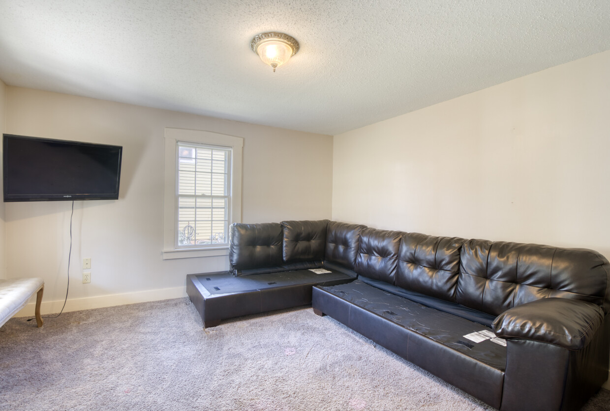 Living Room - 433 N Main St