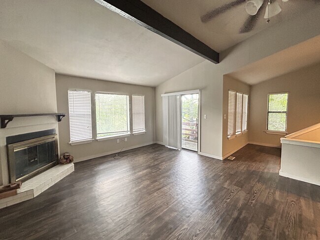 Foto del edificio - 970 N Lewis Ave
