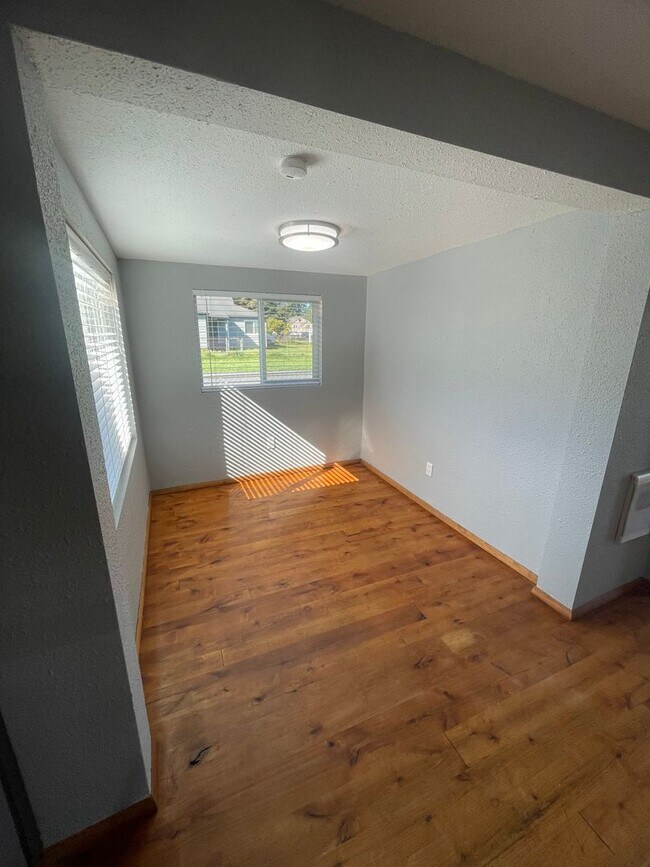 Building Photo - 3bd 2ba With Garage