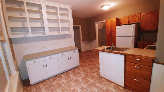 Kitchen and dining - 456 cuyahoga st