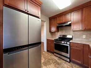 Building Photo - 20 Crescent St NE