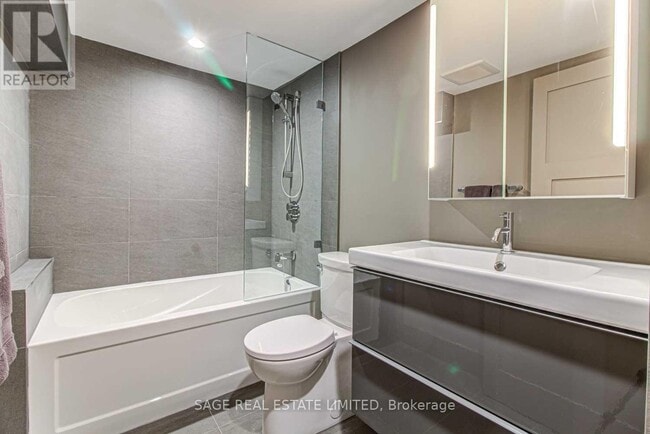 Building Photo - 671 Dufferin St