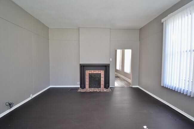 Building Photo - 1242 Quebec Rd