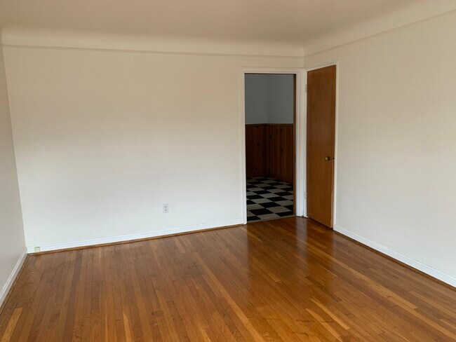 Living room - 3012 Parkview Ave