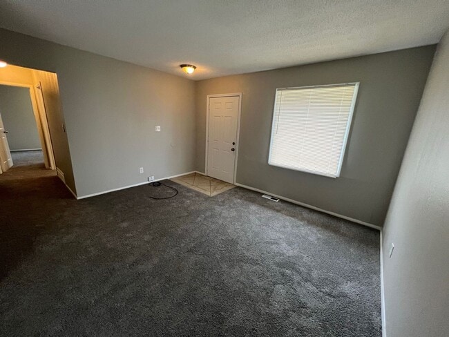 Building Photo - Cozy 3 Bed, 1 Bath Home!