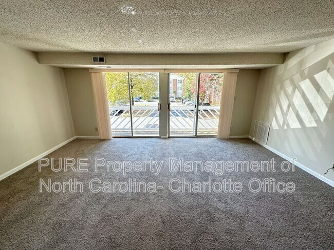 Building Photo - 9520 Shannon Green Dr