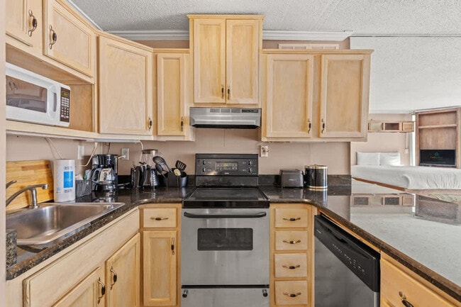 Building Photo - 8817 S Thomas Dr