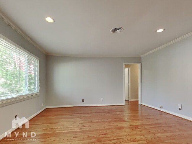 Building Photo - 7519 Schiller St