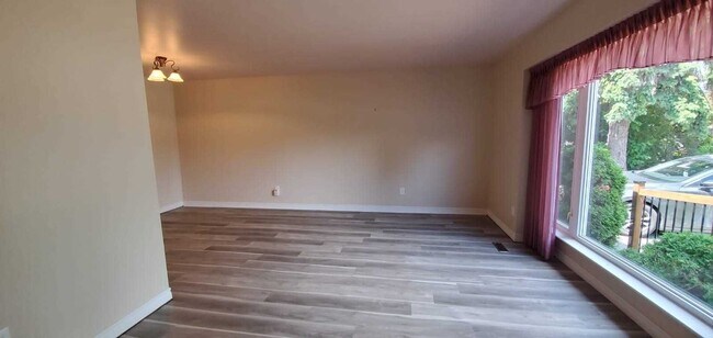 Building Photo - 15 Burnham Crescent