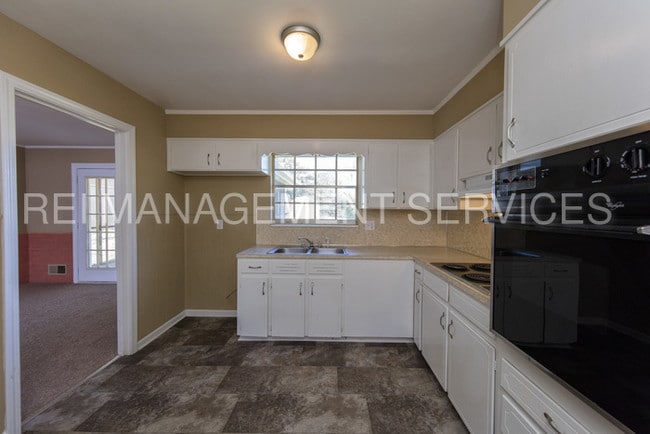 Building Photo - 640 Parsons Dr