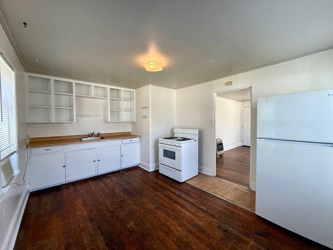 Building Photo - 1/1 Garage Apartment