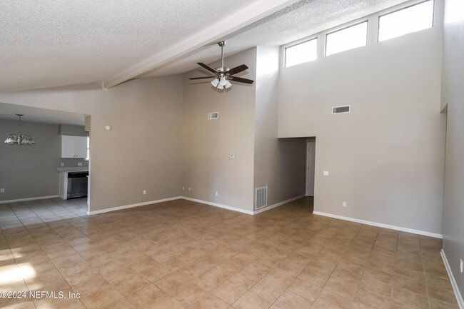 Foto del edificio - 4385 Queensway Dr