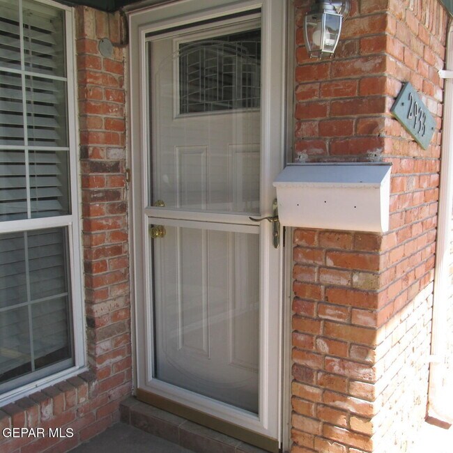 Foto del edificio - 2933 Wedgewood Dr