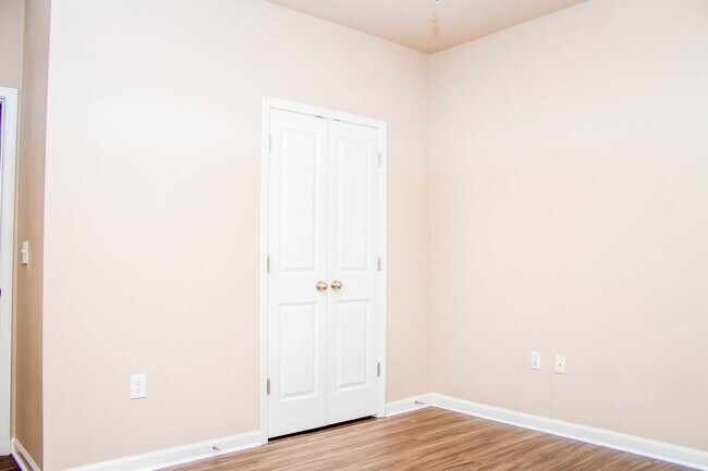 Building Photo - One Bedroom in Walker Square