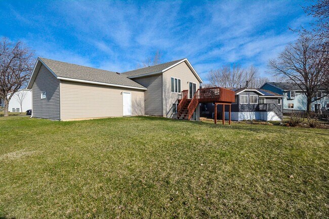 Foto del edificio - Bright 4BR on Corner Lot in SW Rochester