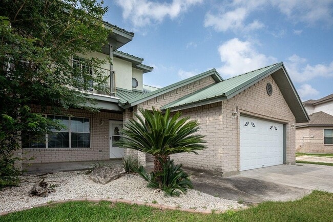 Building Photo - 854 Lago Vista Dr