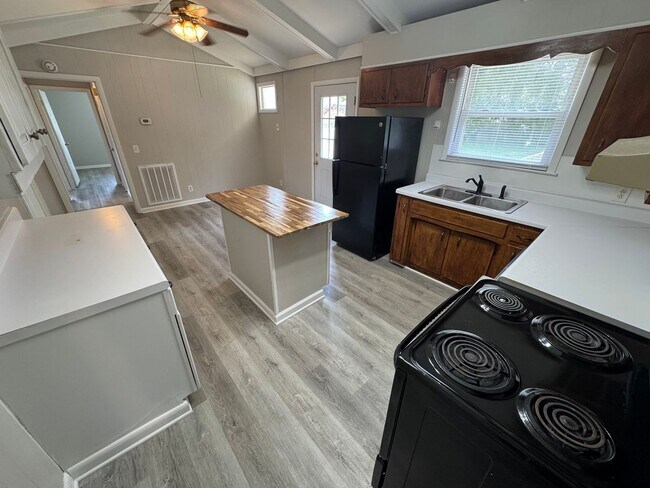Foto del edificio - For Lease - 3 Bed, 1 Bath, 1350 Sqft, 0.27...