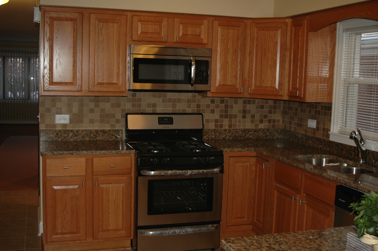 Kitchen - 826 E Capri Dr