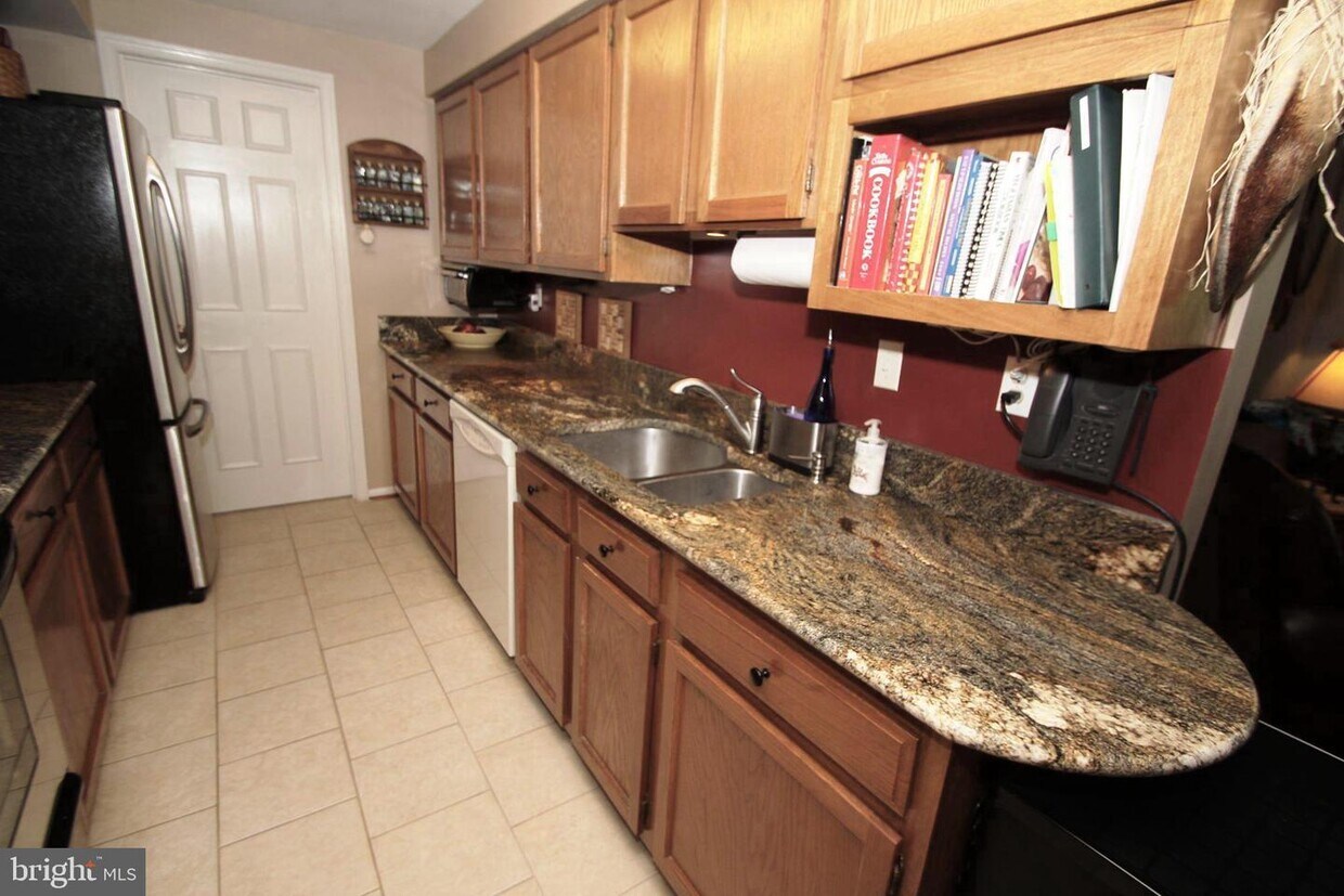 3052 Trevor House Dr, Oakton, VA 22124 Room for Rent in Oakton, VA