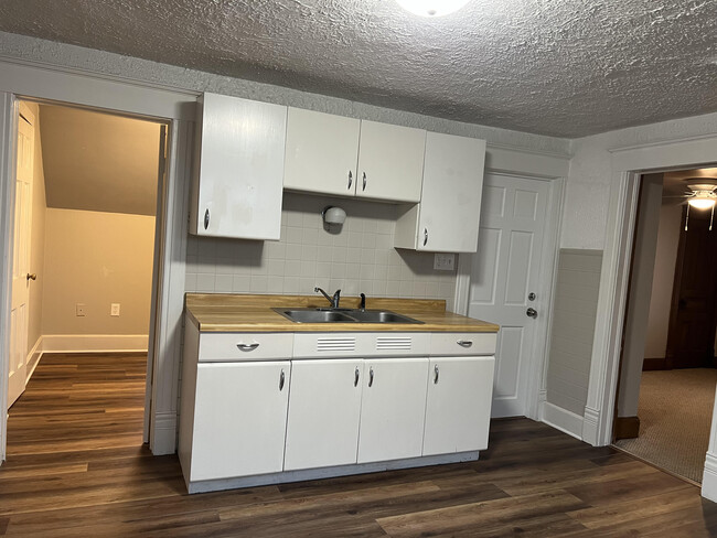 Building Photo - 610 N Wisconsin St