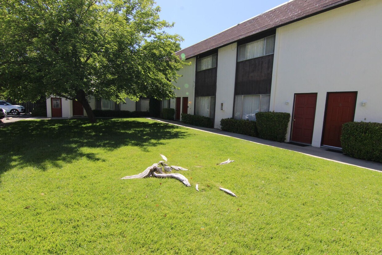 Foto principal - 2 bedrooms, 1.5 bath townhouse apartment