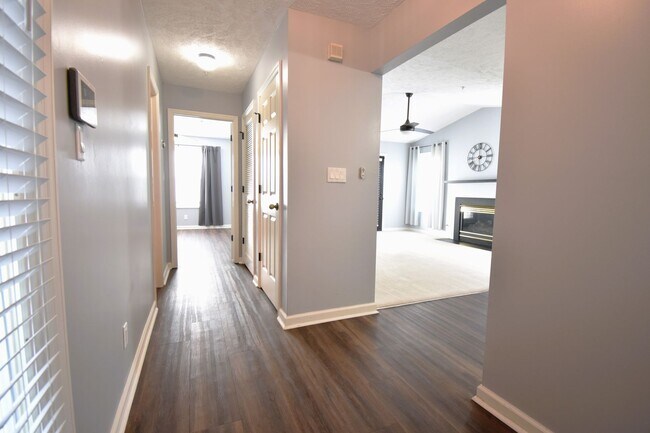 Foto del edificio - Coming Soon 3 Bedroom 2 Bathroom Condo- Pets Considered