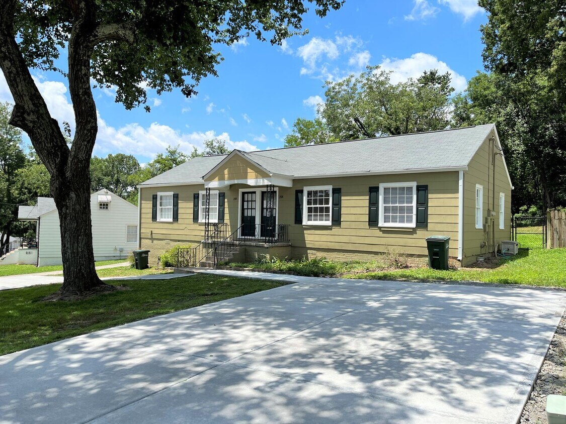 Primary Photo - Lakewood Drive 204, 206