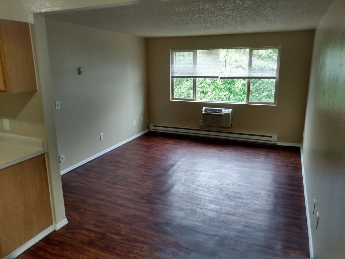 Foto principal - 2 bedroom, 1 bath upstairs apartment - Gra...