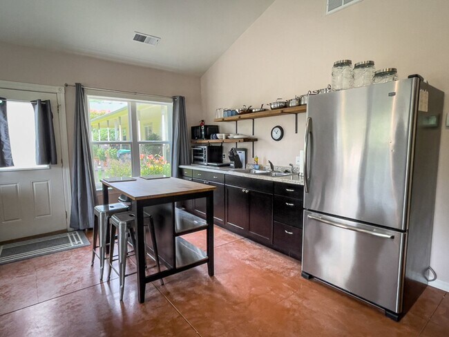 Building Photo - Willow Run Studio: Light, Bright, nice gar...