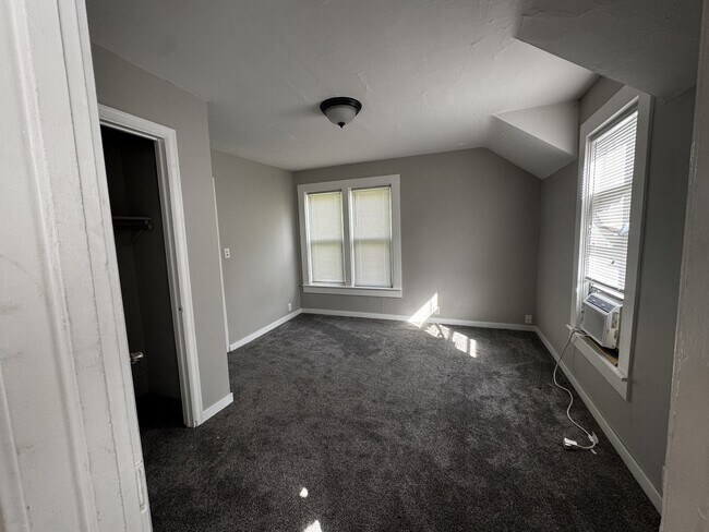 Building Photo - 848 E Grand Ave