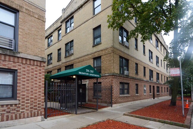 Building Photo - 735 W Brompton Ave