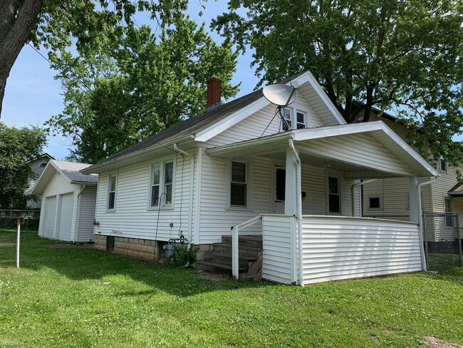 Building Photo - 2 br, 1 bath House - 302 E 9th St