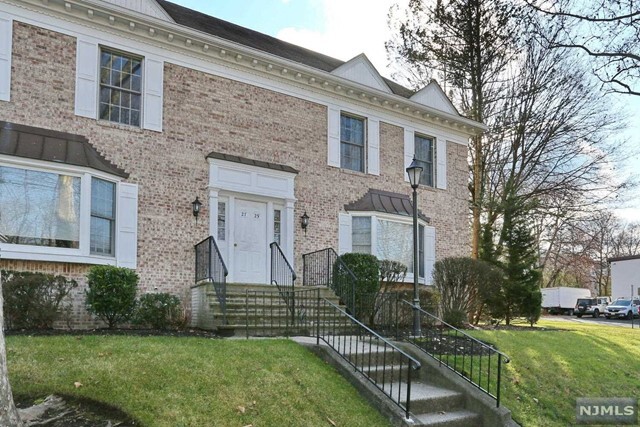 Building Photo - 29A S Maple Ave
