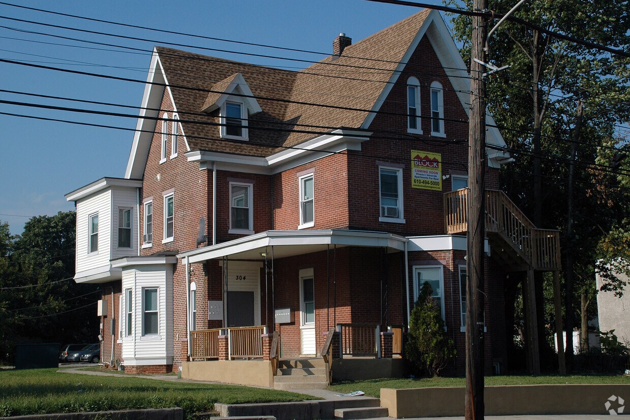 Primary Photo - 304 E 9th St