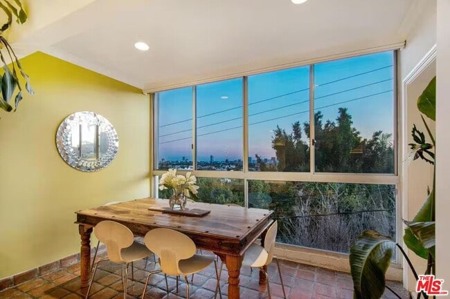 Foto del edificio - 8550 Holloway Dr