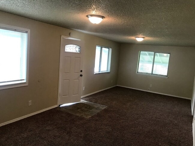 Building Photo - 334 S 3rd St