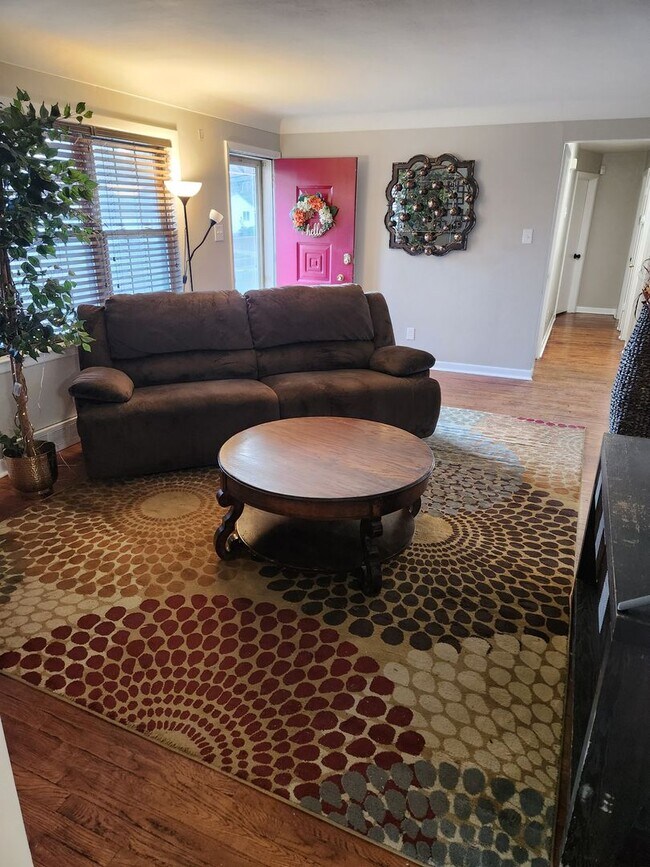 Building Photo - 1 Private Bedroom 1 Shared Bathroom