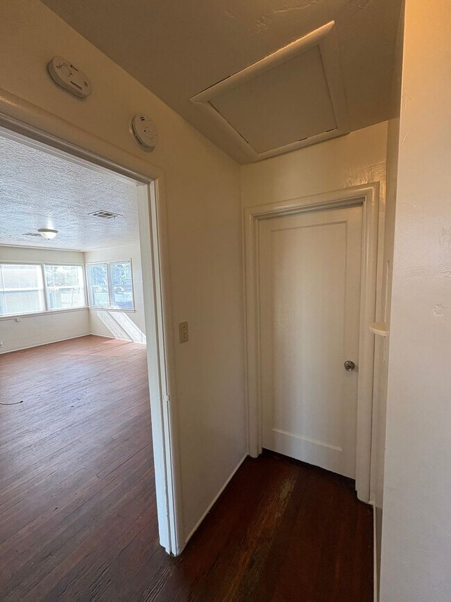 Foto del edificio - Cozy Home On Spacious Lot near Ballpark coming soon!