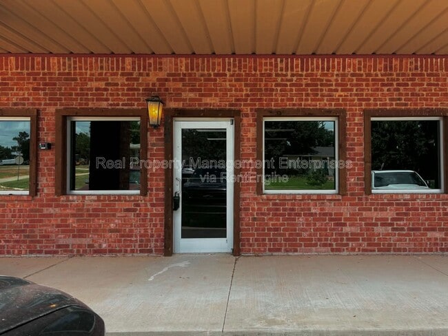 Building Photo - 200 S Main St