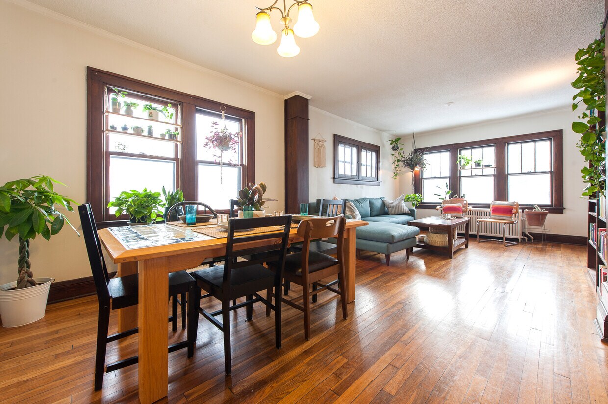 Foto principal - 2408 Plymouth Ave N