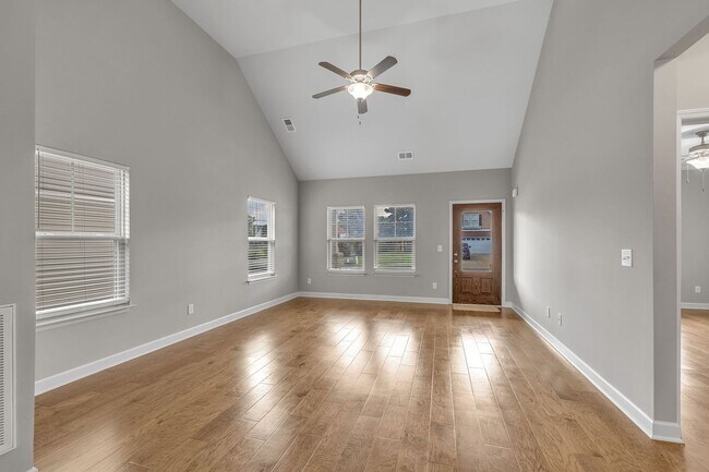 Building Photo - AVAILABLE NOW AT A GREAT PRICE. 3 BD 2 1/2...