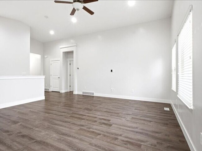 Foto del edificio - S Jordan-Beautiful 5 bed 3 bath family home