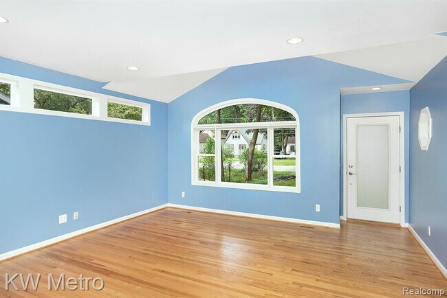 Building Photo - 670 Trinway Rd