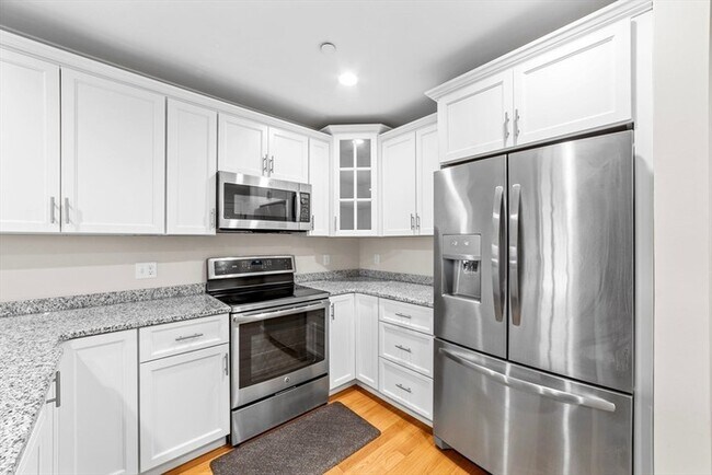 Foto del edificio - Top-Floor 2BR Condo with Balcony, Garage Parking & Amenities in Lexington