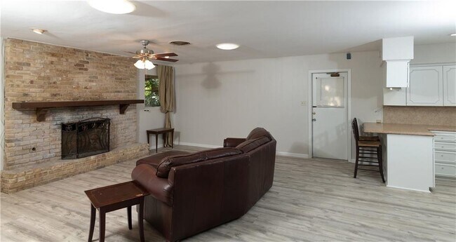 Foto del edificio - 2117 Gaston Pl Dr